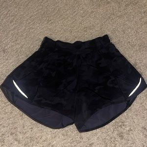 Lululemon Hotty Hot Black camo shorts Size 4 Tall 4 inch